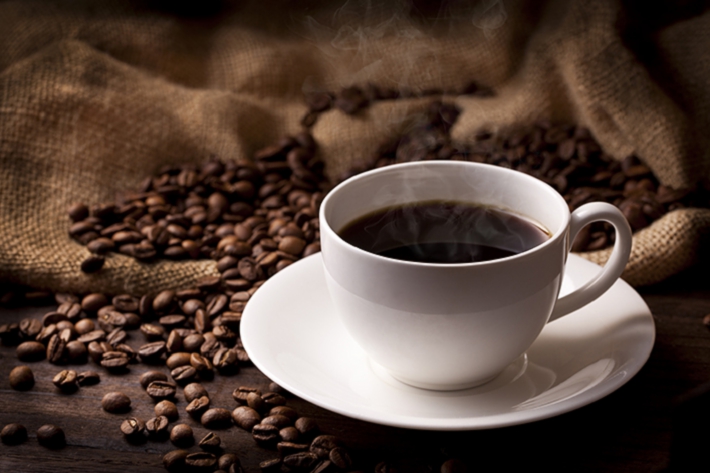 コーヒー豆とコーヒーの写真